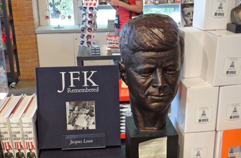 Souvenir i The 6th Floor Museum om JFK i Dallas - Texas