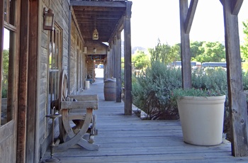 Veranda og "fortorv" i western stil i Lajitas - ferieby i sydvest Texas, USA