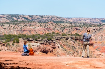 Turister ser ud over Palo Duro Canyon State Park i Texas, USA