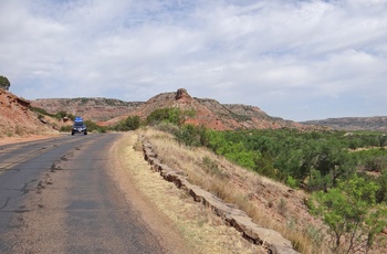 Vej gennem Palo Duro Canyon State Park i Texas, USA