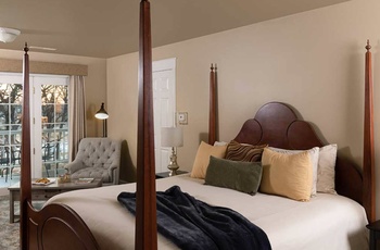 The Oakwood Inn, A room