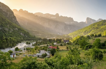 Theth by i nationalparken - Albanien