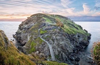 Gangbroen til klippeøen med Tintagel Castle i Cornwall - Sydengland