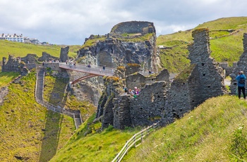 Turister besøger Tintagel Castle i det nordlige Cornwall - England