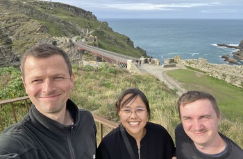 Rejsespecialister på vej til Tintagel Castle i det nordlige Cornwall - England