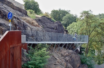 Gangbro langs Ohre floden i Tjekkiet