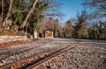 Togstation i byen Miléai på Pelion-halvøen - Grækenland