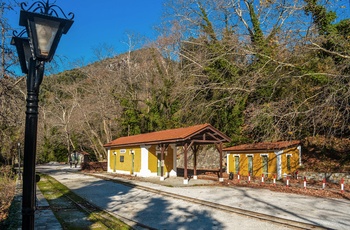Togstation i byen Miléai på Pelion-halvøen - Grækenland