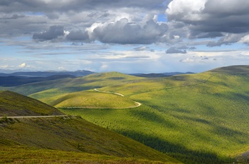 Top of the World Highway snor sig gennem store vidder i Alaska og Yukon