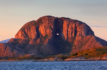 Torghatten i solnedgang, Norge