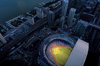 Luftfoto af Rogers Centre sportsstadion om aftenen i Toronto, Canada