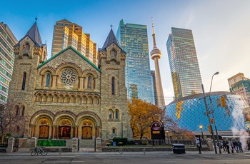 St Andrew Church og CN Tower i baggrunden