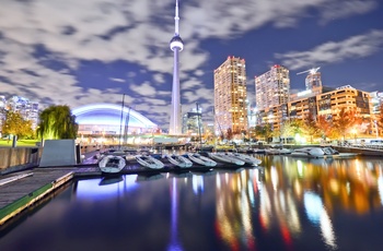 CN Tower og Rogers Centre sportsstadion i Toronto, Canada