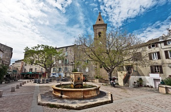 Torv i kystbyen Saint-Florent på Korsika. Frankrig