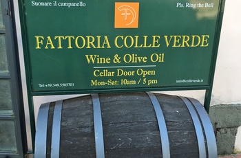 Skilt foran indgangen til vingården, Fattoria Colle Verde i Toscana