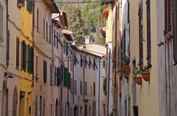 Smal gade i Collodi, Toscana i Italien