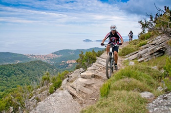 På mountainbike på øen Elba, Toscana i Italien