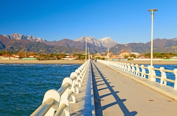 Udsigten fra molen til Forte dei Marmi og de apunske Alper, Toscana