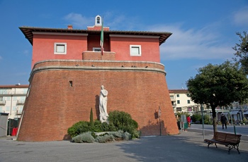 Det gamle fort der blev brugt til opbevaring af marmor i Forte dei Marmi, Toscana