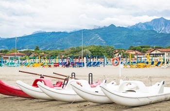 Kanoer på stranden i Forte dei Marmi, Toscana