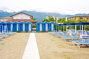 Blå badehuse på stranden i Forte dei Marmi, Toscana
