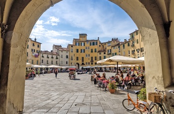 Udsigt til det ovale torv i Lucca