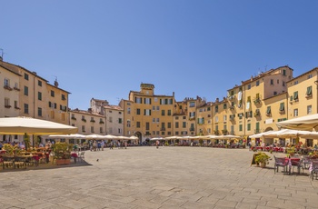 Det ovale torv i Lucca på en sommerdag