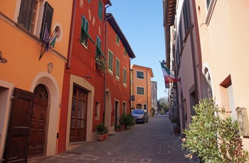 Gade med farverige facader i Montecarlo, Toscana