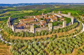Udsigt til fæstningsbyen Monteriggioni i Toscana
