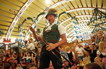 Herligt leben i øltelt til Oktoberfesten © München Tourismus, Frank Bauer