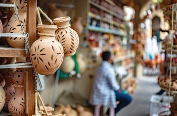 Traditionel lertøj på marked i Nizwa - Oman