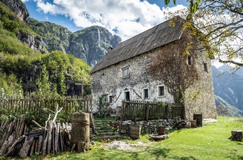 Traditionelt hus i Theth National Park - Albanien