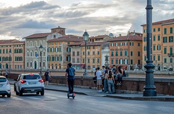 Trafik langs Arno-floden i Pisa, Toscana i Italien - Foto: Kamilla Isalieva, Unsplash