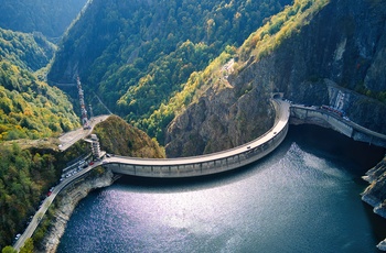 Transfagarasan-bjergvejen på Vidraru dæmningen i Transsylvanien - Rumænien