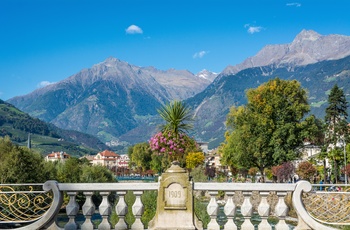 Udsigt til bjerge og byen Merano - Trentino-Sydtyrol, Italien