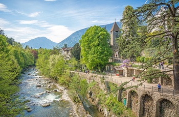 Promenade lang floden i Merano - Trentino-Sydtyrol, Italien