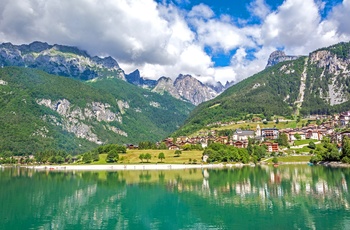 Bjergbyen Molveno i Trentino 