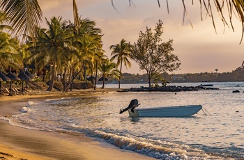 Tropisk strand ved solnedgang i bade- og feriebyen Grand Baie i Mauritius
