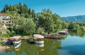Turbåde ved bredden af Virpazar på Skadarsøen i Montenegro