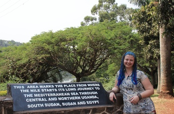 Ung turist ved skilt om Nilens udspring i Jinja - Uganda