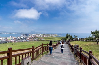 Turister ned af vulkankrateret, Seongsan Ilchulbong på Jeju-øen - Sydkorea