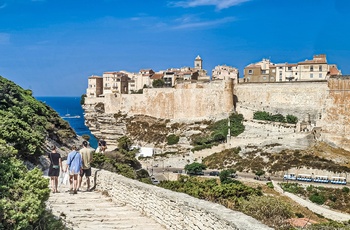 Turister på vej mod Bonifacio på Korsika - Foto: Xavier Lucas, Unsplash