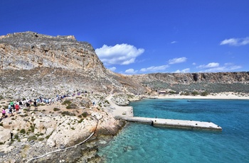 Turister på vej til fortet  på Gramvousa-øen ved Kreta - Grækenland