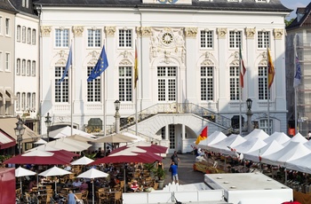 Marked foran det gamle rådhus i Bonn, Tyskland