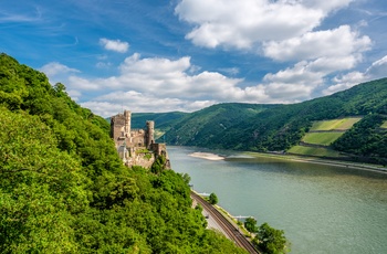 Rhienstein slottet ved Rhinen og overfor Assmannshausen, Midttyskland