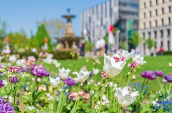 Den ene ende af shoppinggaden Königsallee i Düsseldorf, Tyskland