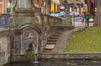 En af broerne langs shoppinggaden Königsallee i Düsseldorf, Tyskland