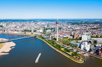 Udsigt til TV tårnet og havnen i Düsseldorf, Tyskland