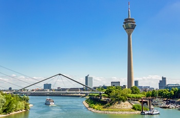 TV tårnet Rheinturm og havnen i Düsseldorf, Tyskland