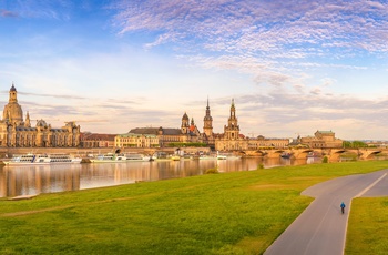 Elbe-floden og Augustus broen i Dresden, Tyskland